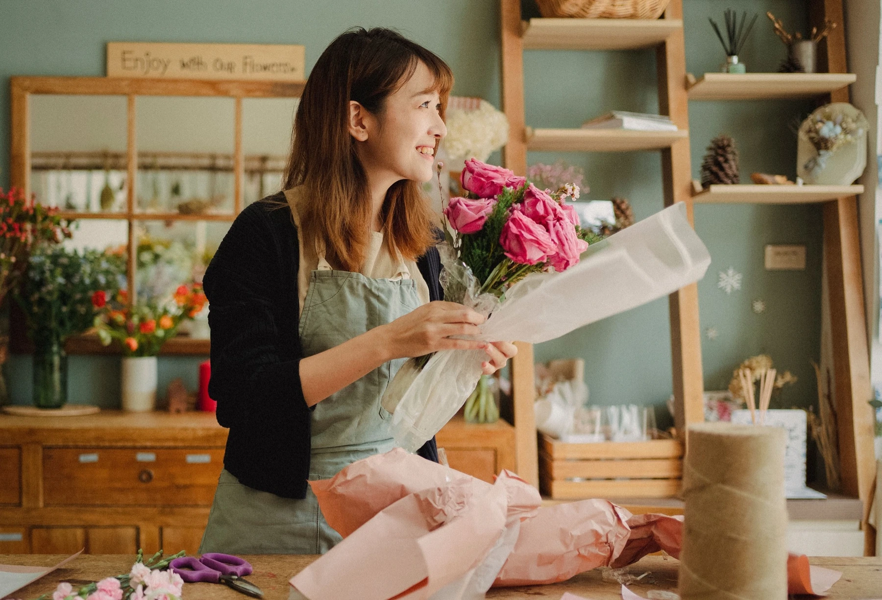 Fleuriste préparant un bouquet