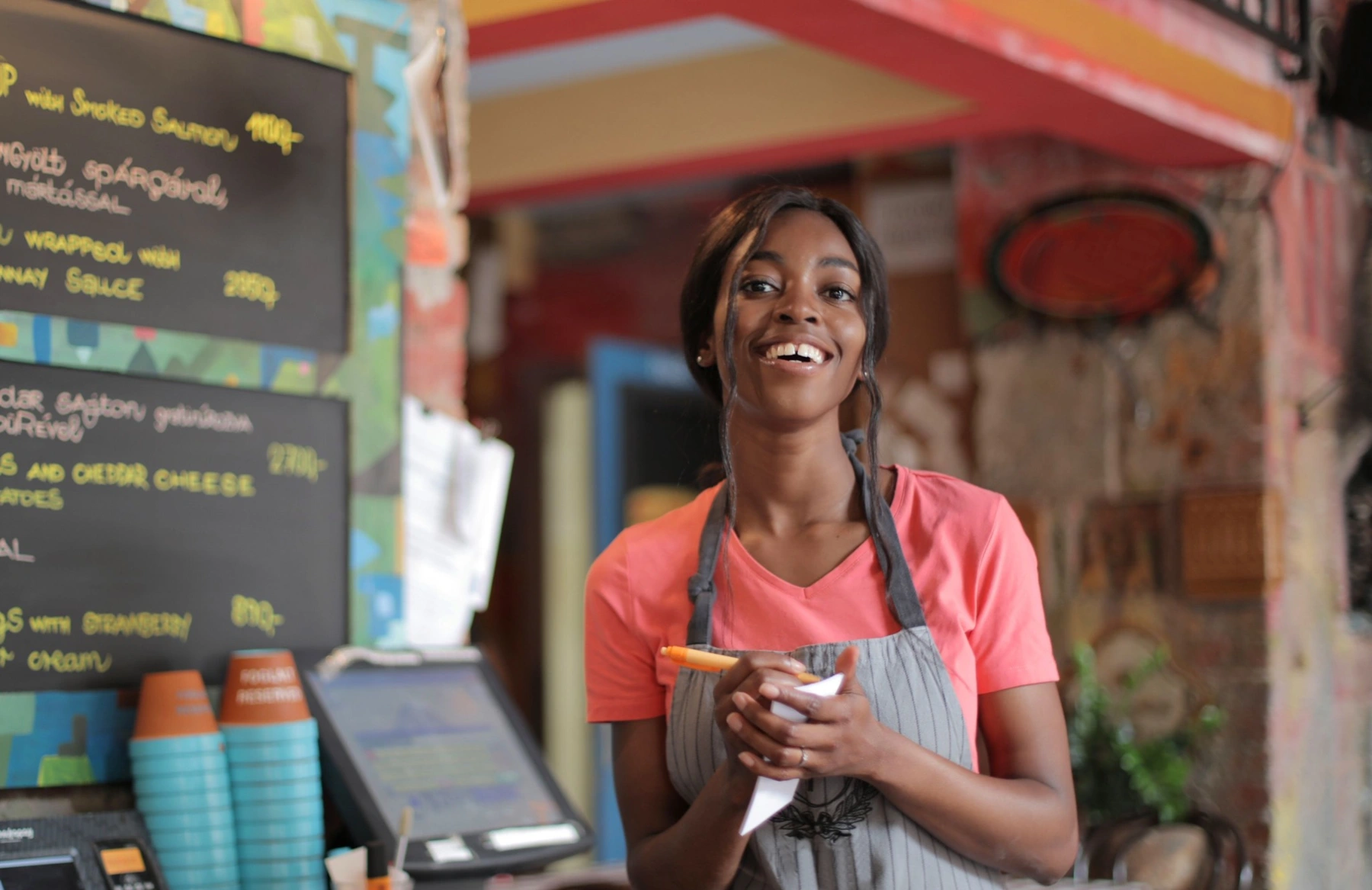 Commerçante dans son café