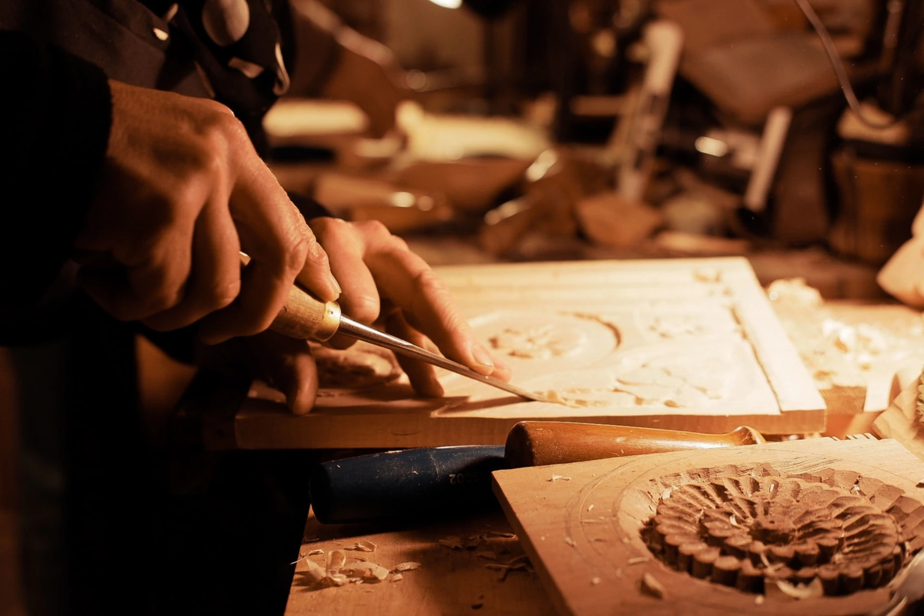 Artisan sculptant le bois à la main